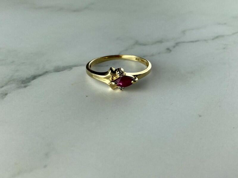10K YELLOW GOLD RUBY & DIAMONDS RING SIZE 6.75