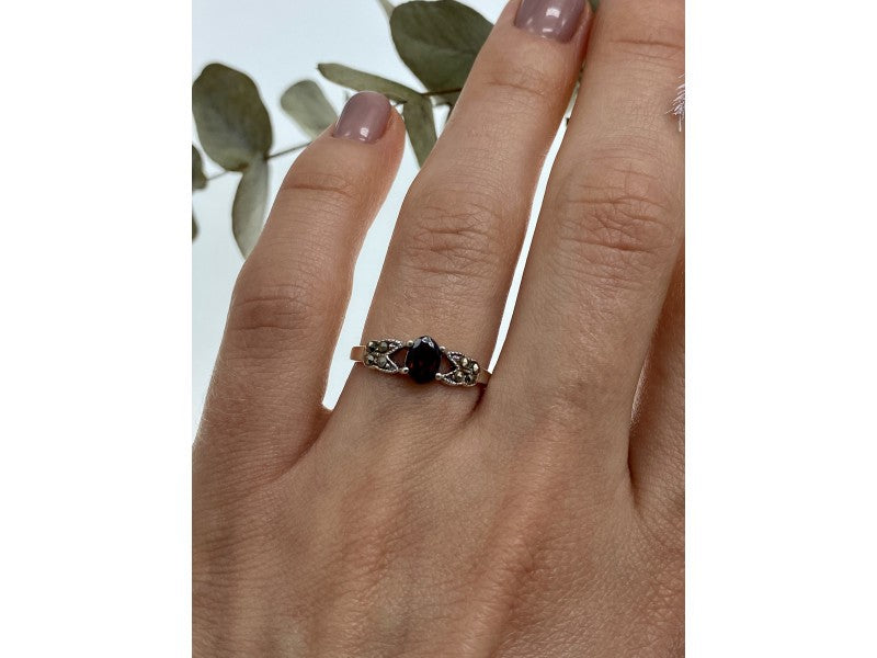 925 Sterling Silver Garnet & Marcasites Ring Size 7