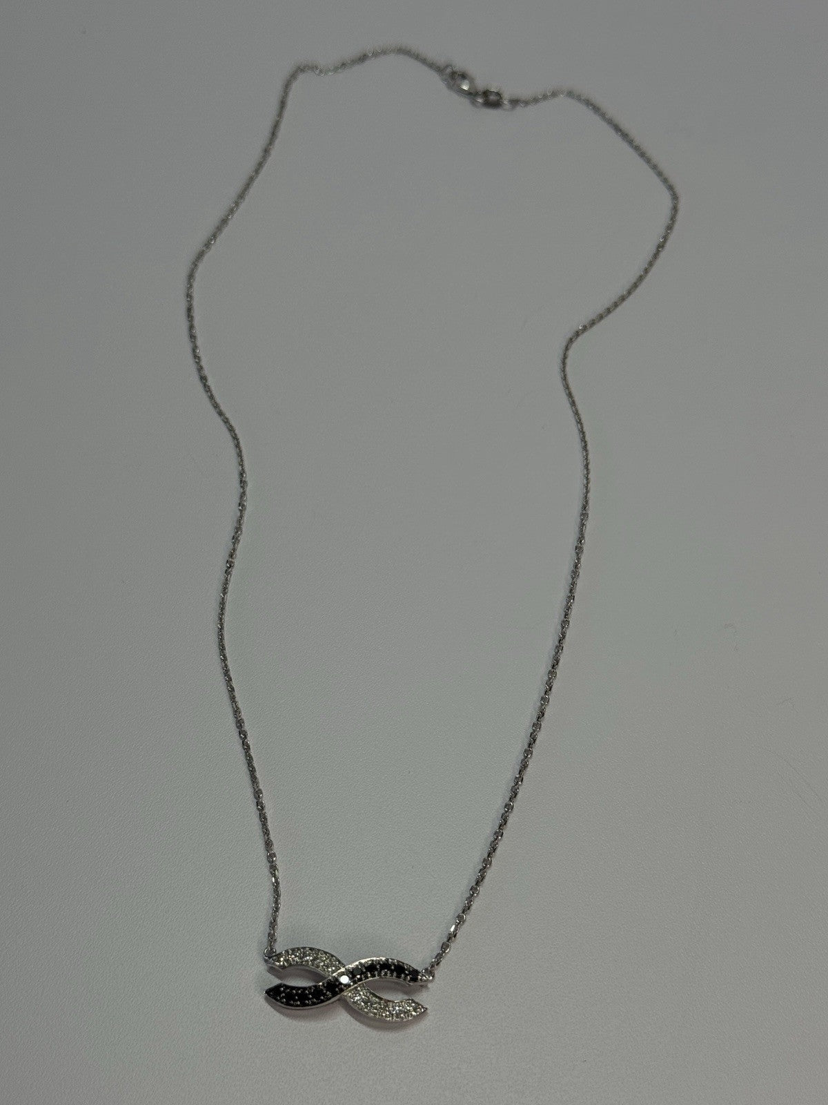 14K WHITE GOLD BLACK & WHITE DIAMONDS 0.31 CARAT NECKLACE LENGTH 16.5 INCH