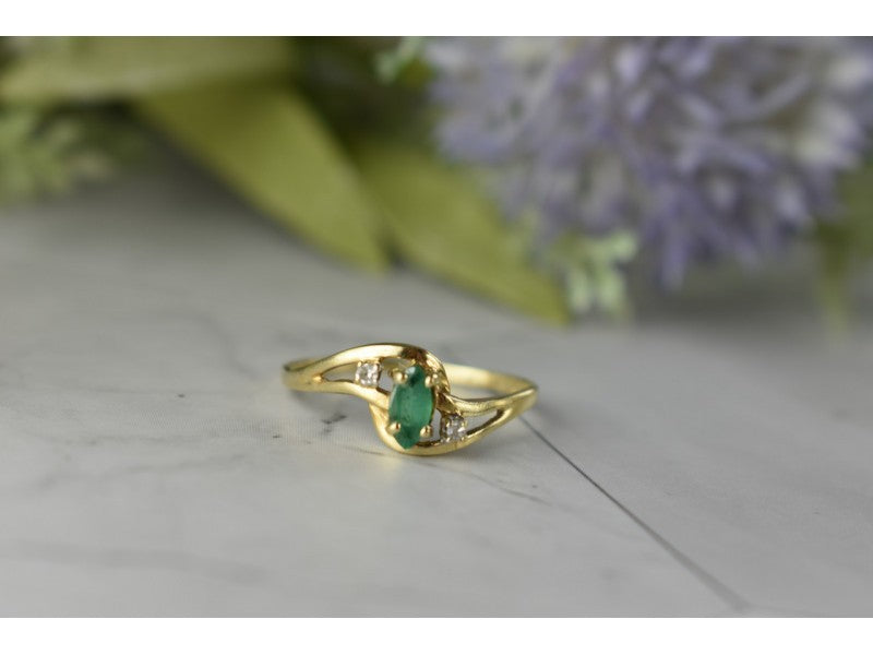 14K Yellow Gold Emerald & Diamonds Ring Size 8