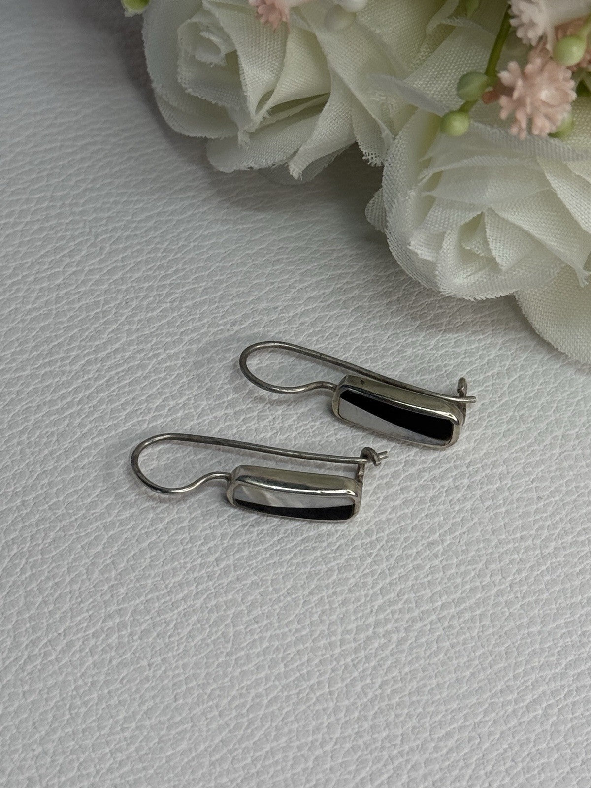 925 Sterling Silver Black Onyx & Mother OF Pearl Earrings Length 1 Inch