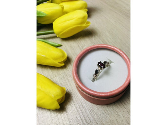 Avon 925 Sterling Silver Almandine Ring Size 8