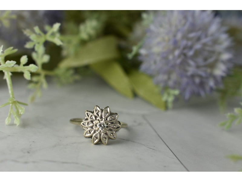 14K White Gold Diamond 0.1 ct "Flower" Ring Size 8.5