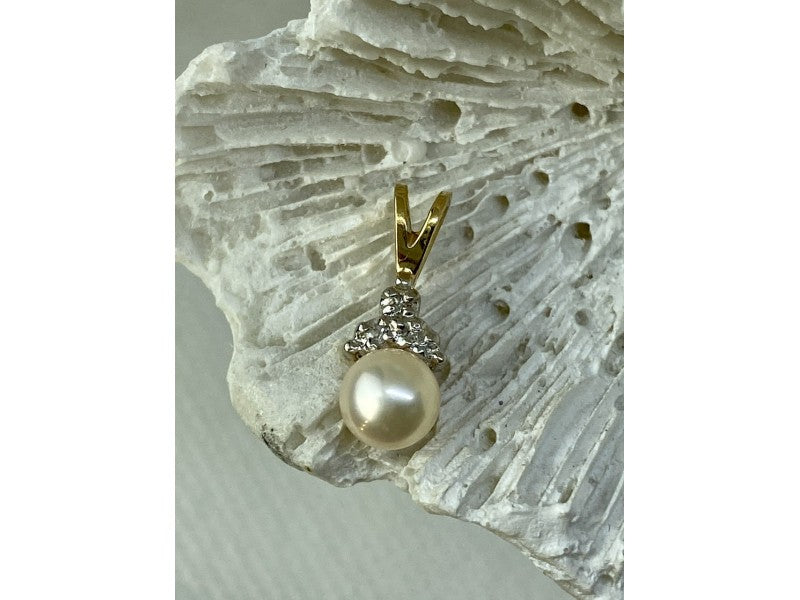 14K Yellow Gold Pearl & Diamonds Pendant