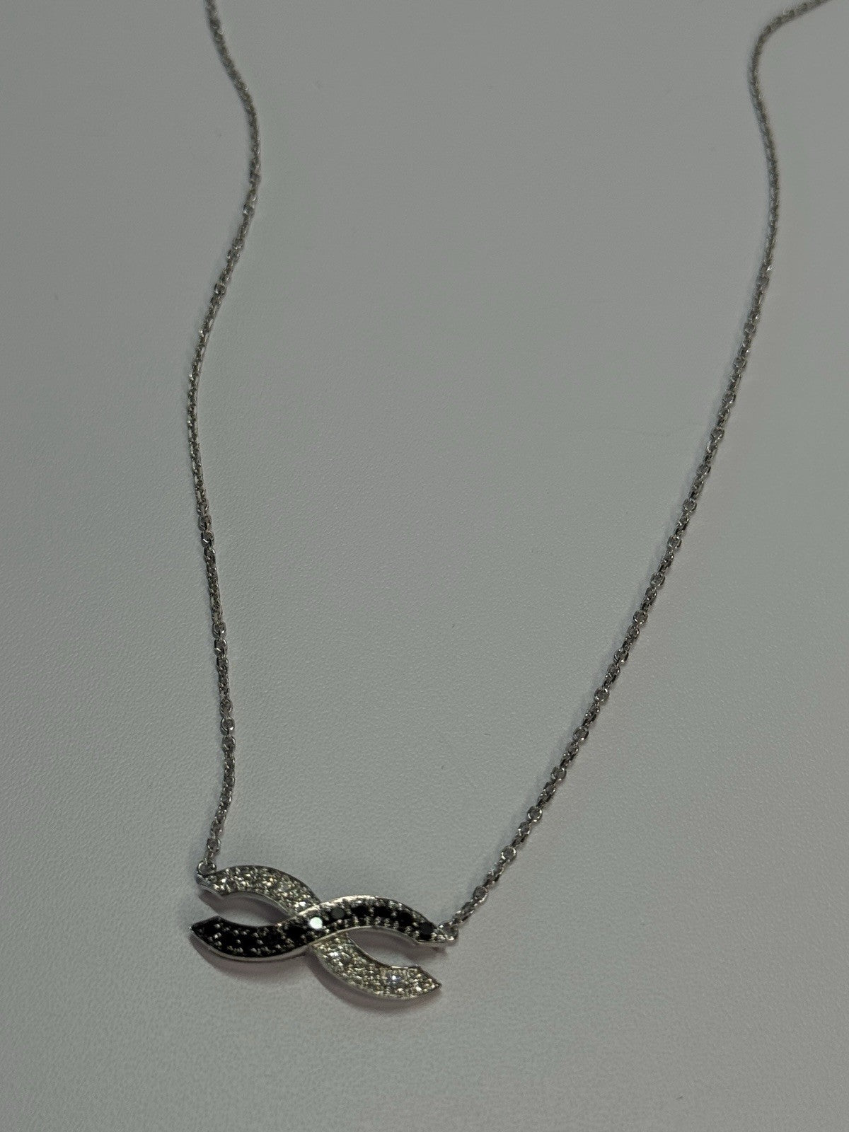 14K WHITE GOLD BLACK & WHITE DIAMONDS 0.31 CARAT NECKLACE LENGTH 16.5 INCH