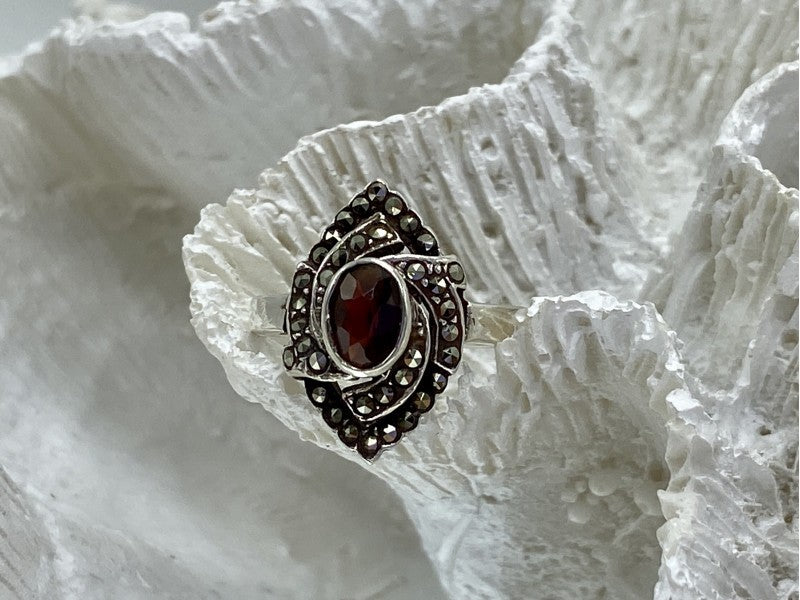 925 Sterling Silver Garnet & Marcasites Ring Size 7
