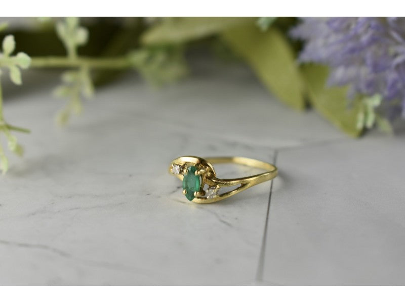 14K Yellow Gold Emerald & Diamonds Ring Size 8
