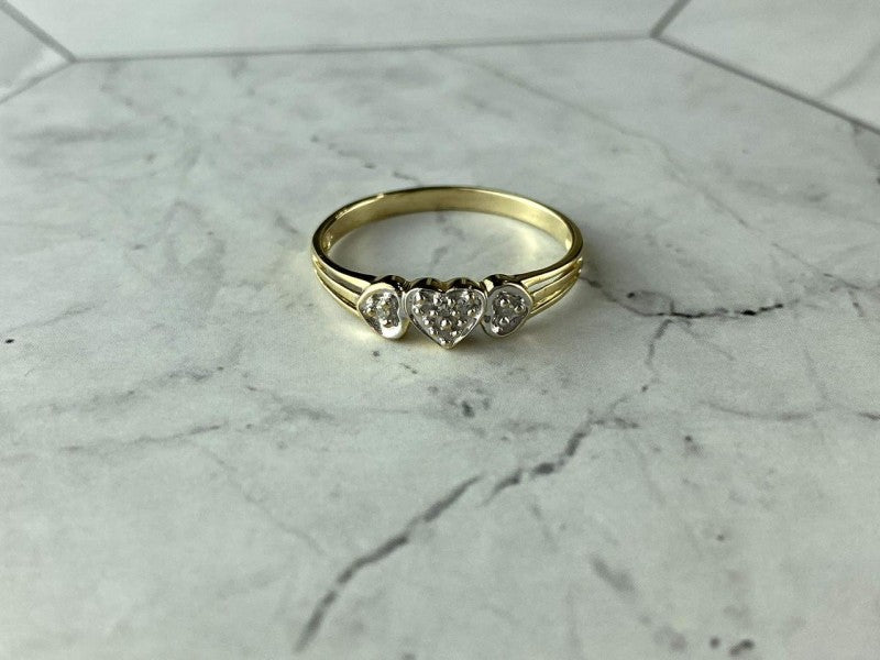 10K Yellow Gold Diamonds "Heart" Ring Size 7