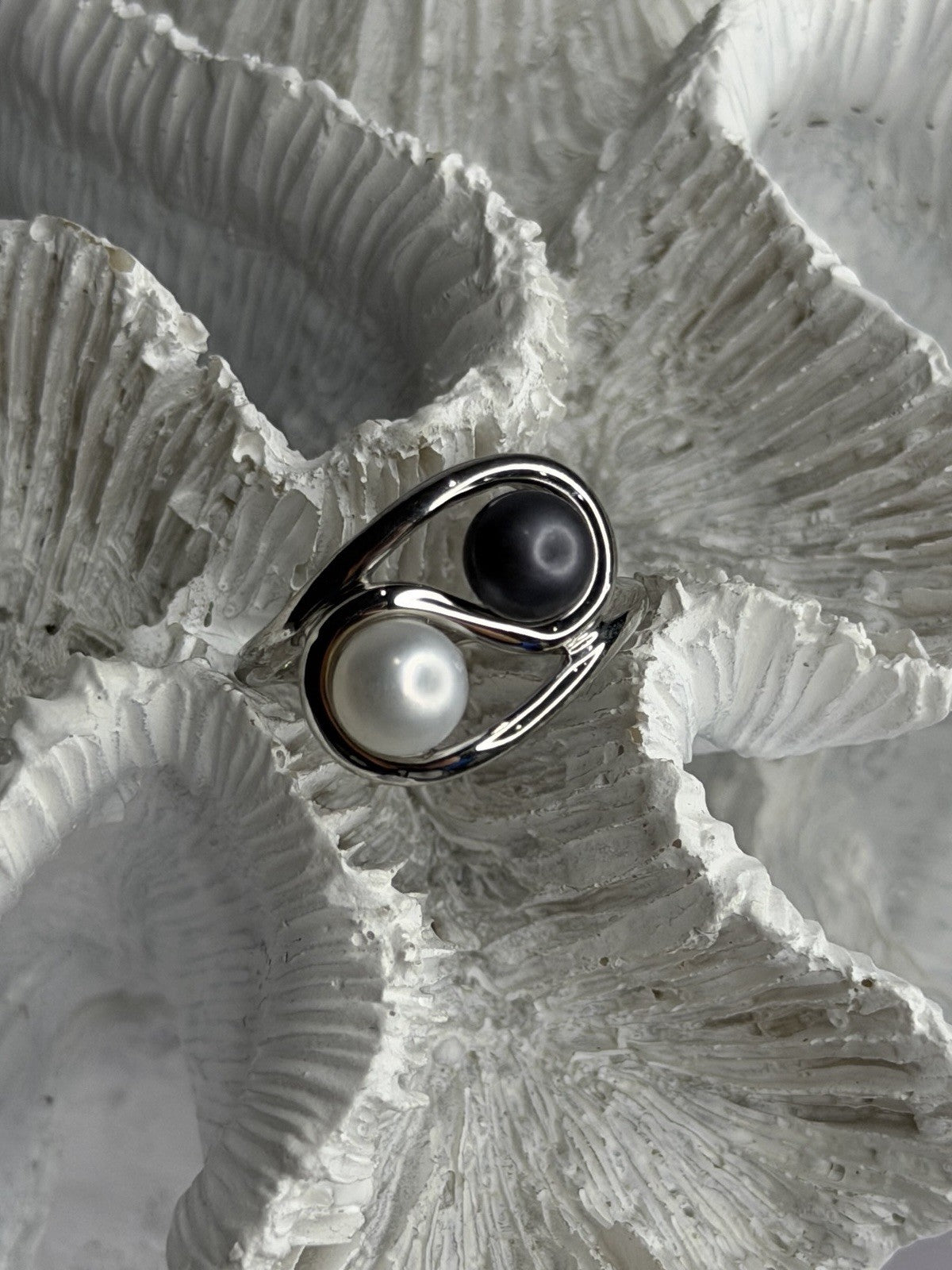 925 Sterling Silver White & Black Pearls Ring Size 6
