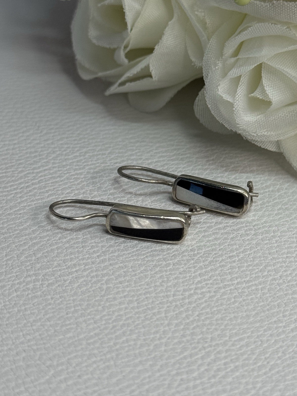925 Sterling Silver Black Onyx & Mother OF Pearl Earrings Length 1 Inch