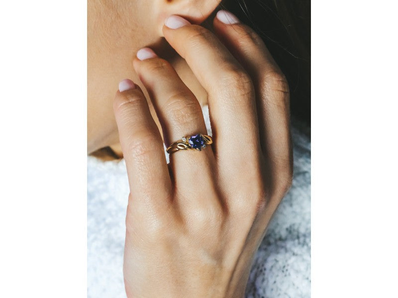 10K Yellow Gold Amethyst & Diamonds Heart Ring Size 6.75