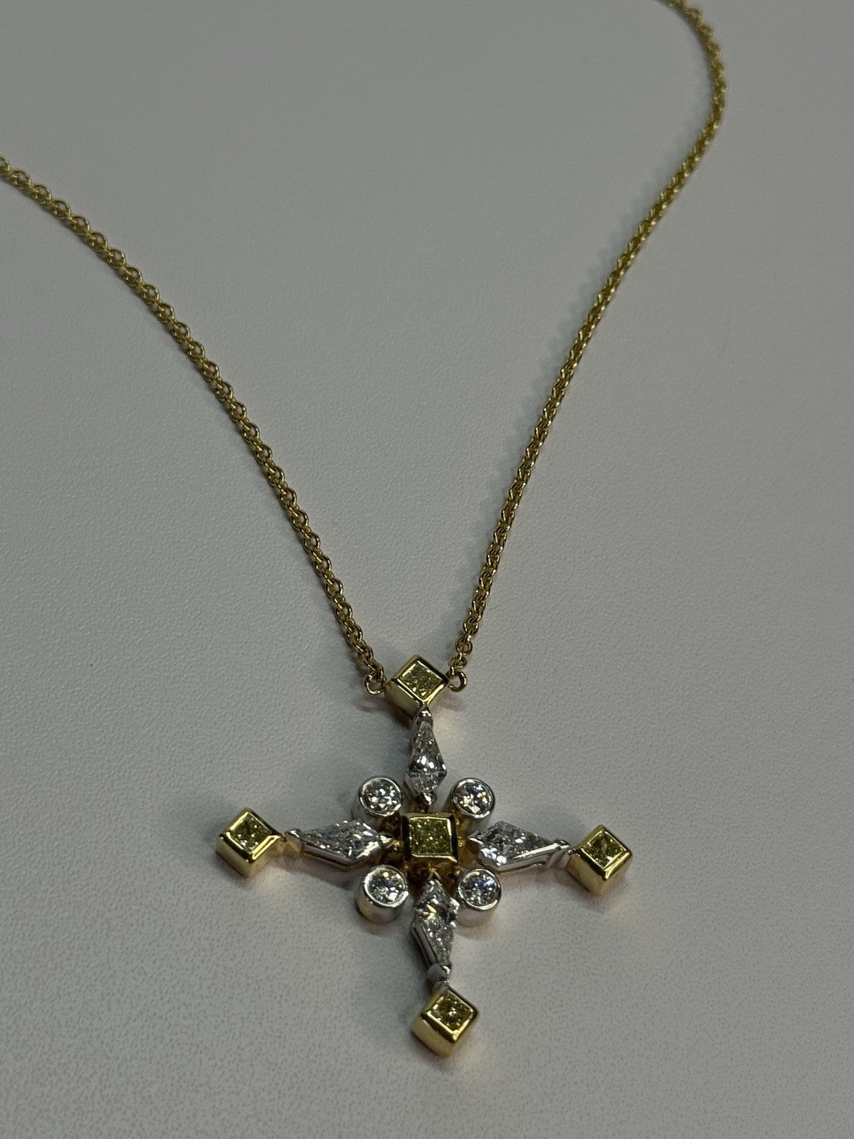 18K 750 YELLOW GOLD YELLOW & WHITE DIAMONDS 6.26 CT CROSSNECKLACE LENGTH 18 INCH