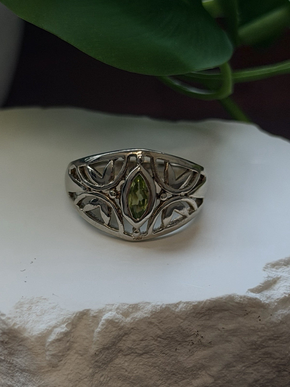 925 Sterling Silver Marquise Cut Peridot Art Nouveau Filigree Ring Size 8