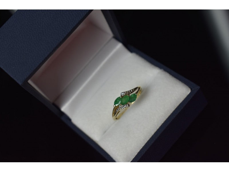 10K Yellow Gold Emerald & Diamonds Ring Size 6.75
