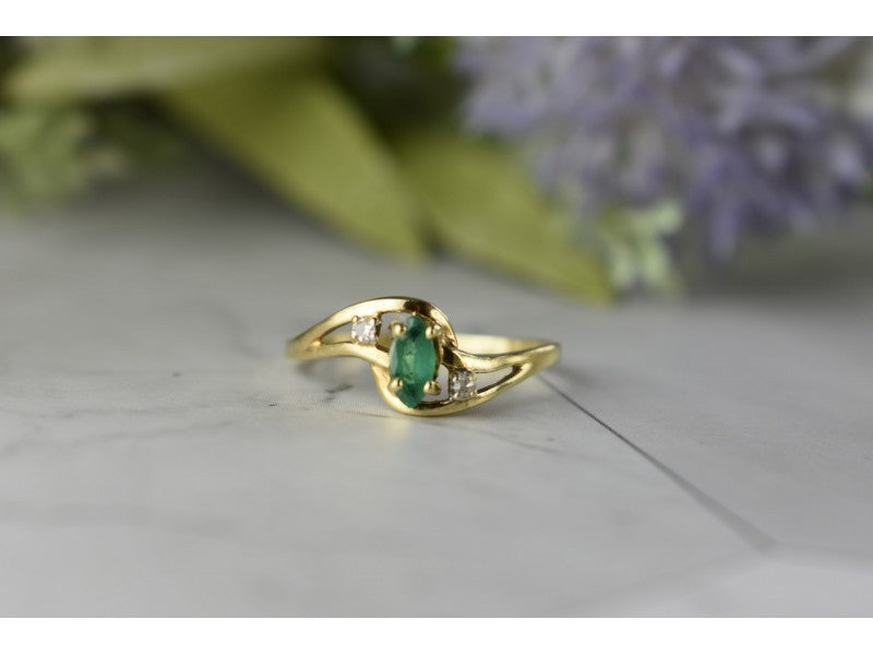 14K Yellow Gold Emerald & Diamonds Ring Size 8