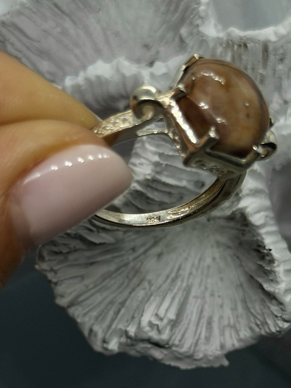 Scrollwork Design Vintage 925 Sterling Silver Brown Agate Ring Size 9
