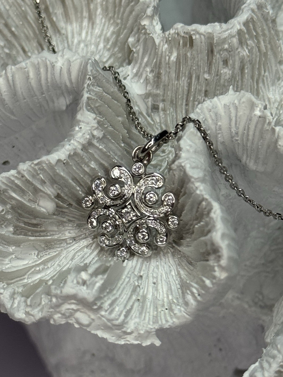14K WHITE GOLD DIAMONDS NECKLACE LENGTH 17 INCH