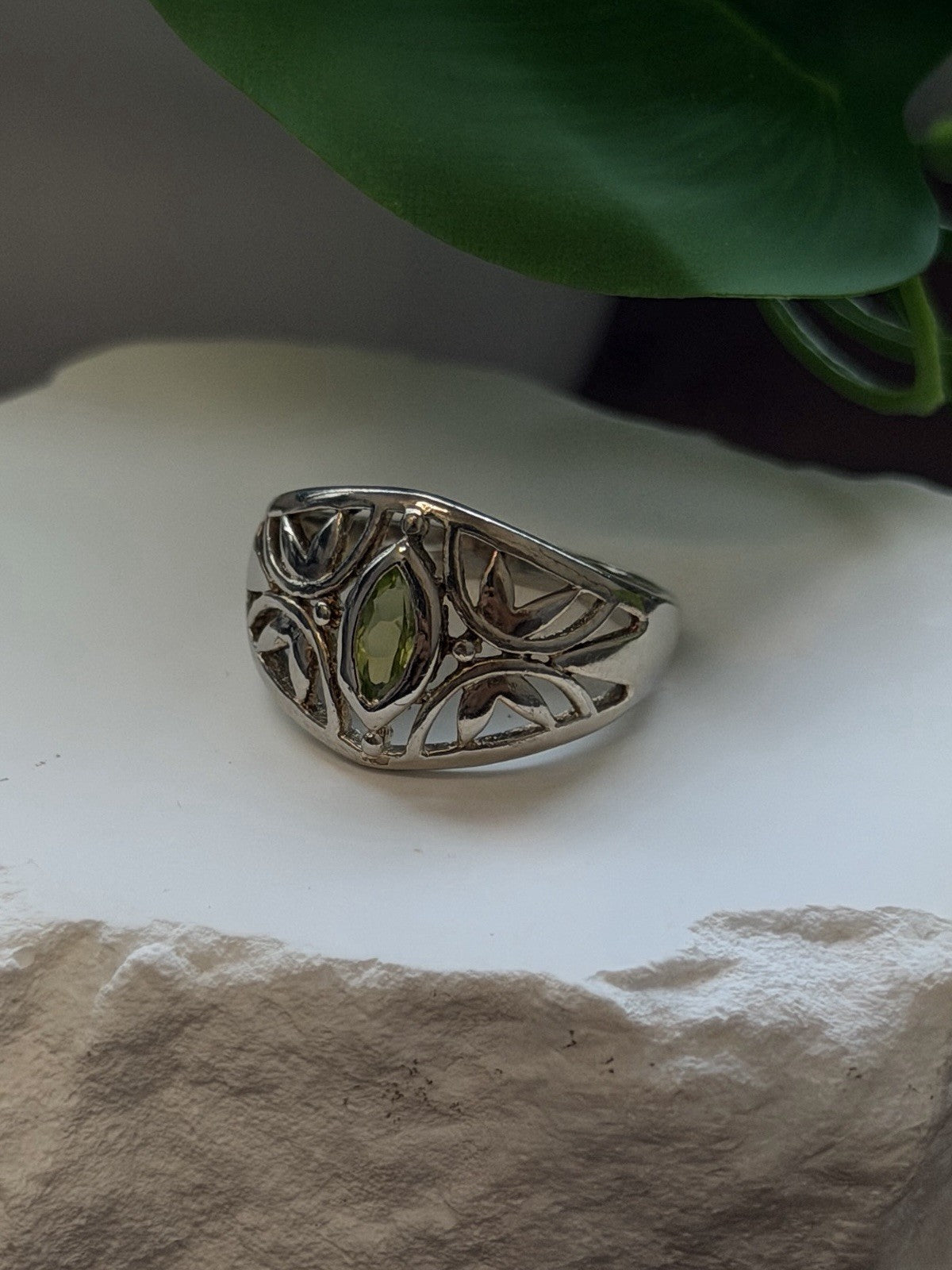 925 Sterling Silver Marquise Cut Peridot Art Nouveau Filigree Ring Size 8