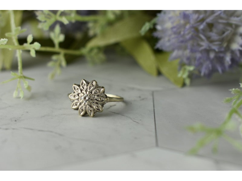 14K White Gold Diamond 0.1 ct "Flower" Ring Size 8.5