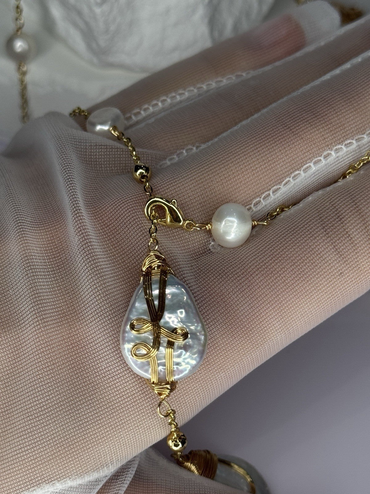 GOLD PLATED PEARL NECKLACE APPROX LENGTH 32 INCH BOTTOM OF PENDANT 4 INCH