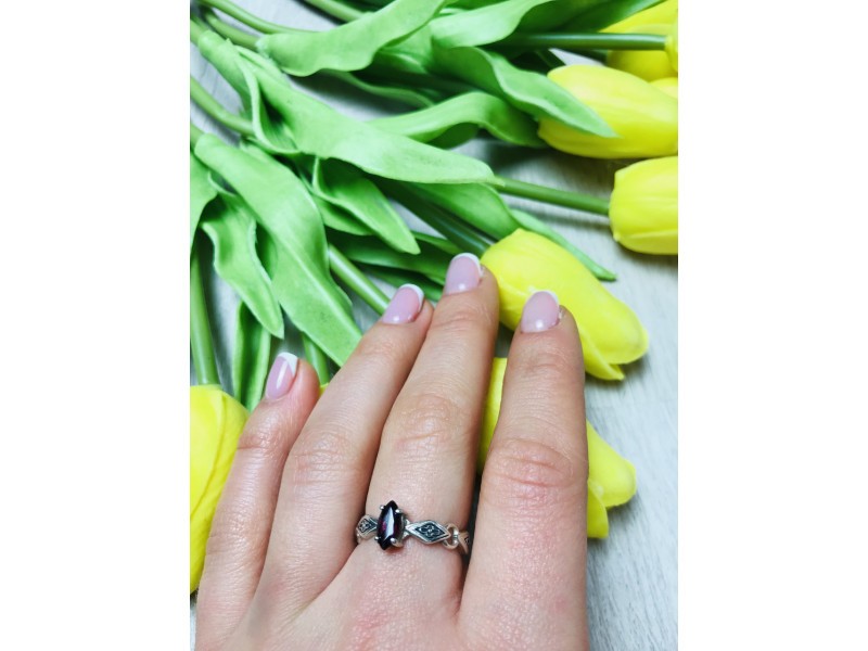Avon 925 Sterling Silver Almandine Ring Size 8
