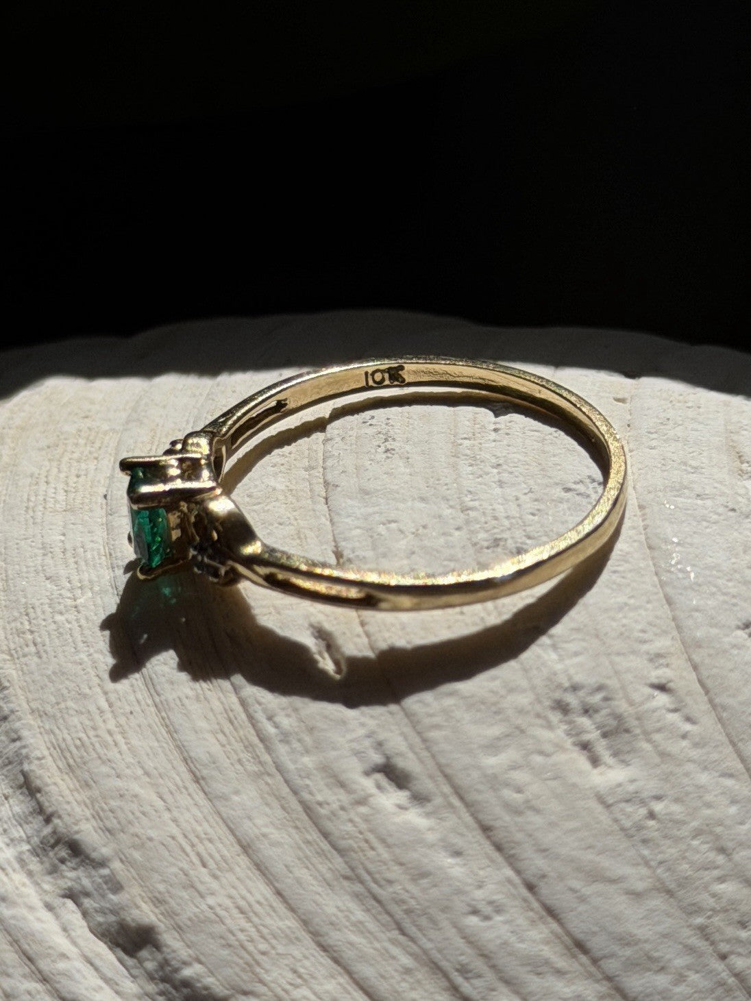 Beautiful Shiny 10K Yellow Gold Emerald & Diamond Ring Size 7