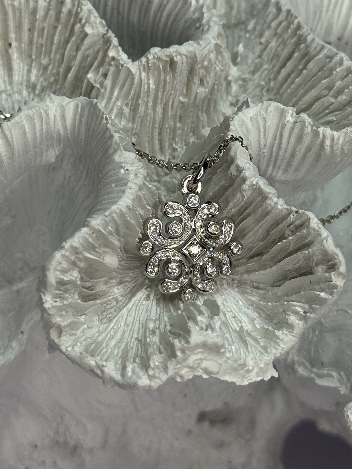 14K WHITE GOLD DIAMONDS NECKLACE LENGTH 17 INCH