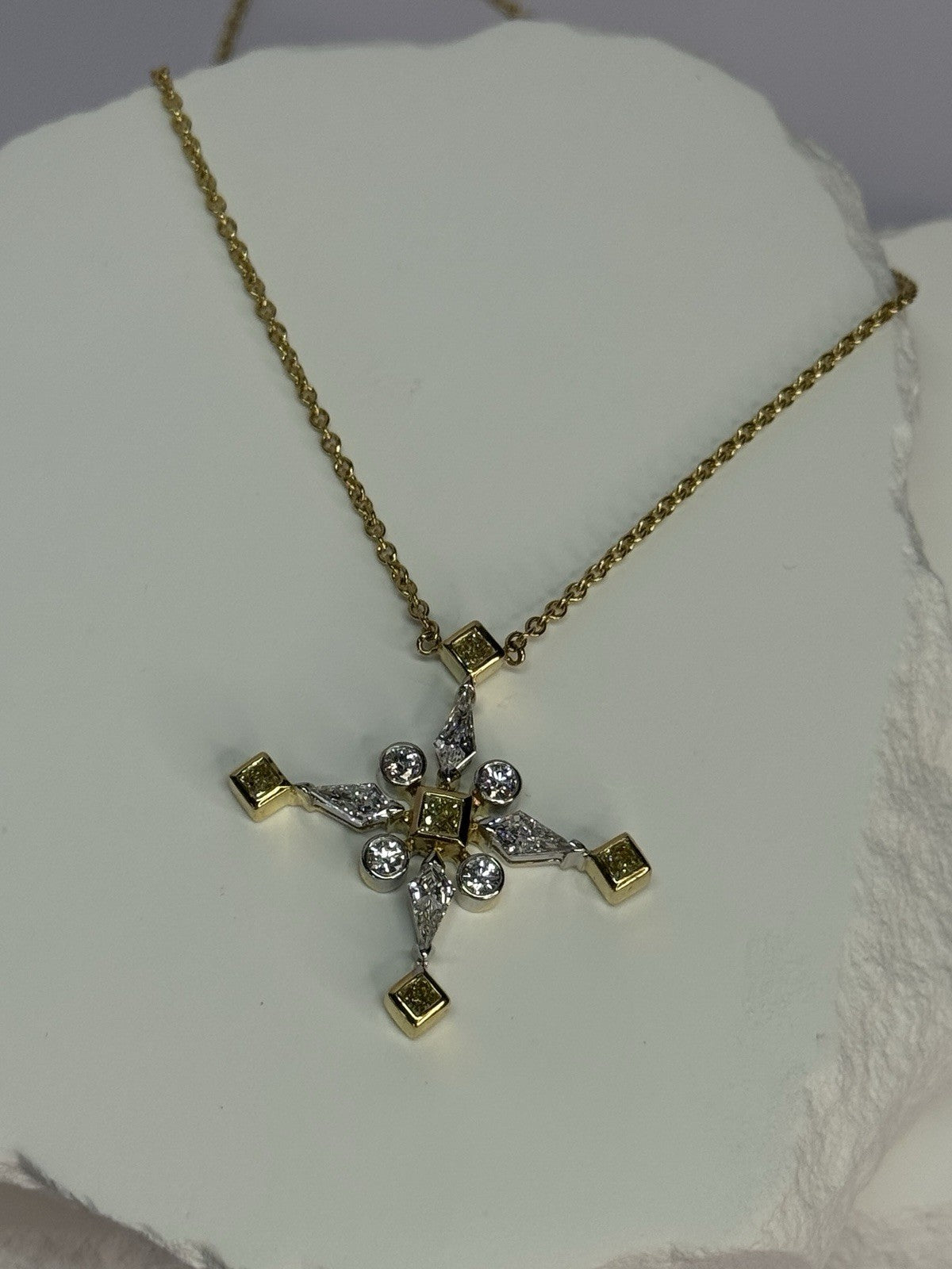18K 750 YELLOW GOLD YELLOW & WHITE DIAMONDS 6.26 CT CROSSNECKLACE LENGTH 18 INCH