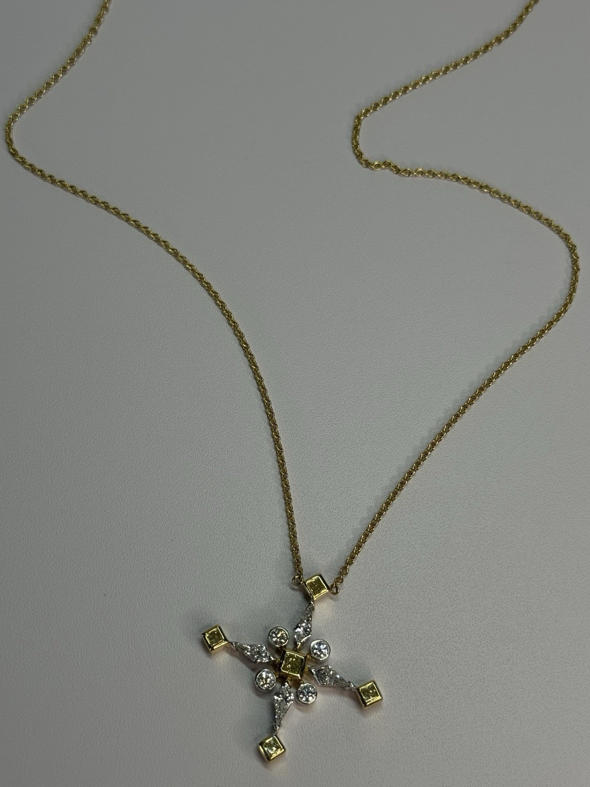 18K 750 YELLOW GOLD YELLOW & WHITE DIAMONDS 6.26 CT CROSSNECKLACE LENGTH 18 INCH