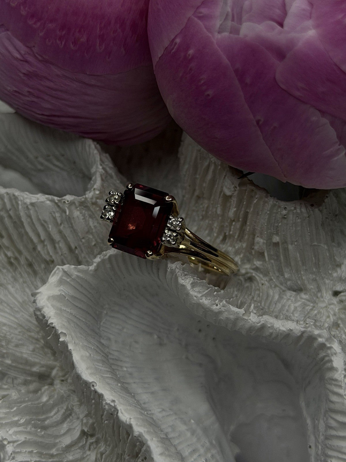 14K Yellow Gold Burgundy Red Garnet & Diamonds Ring Size 8