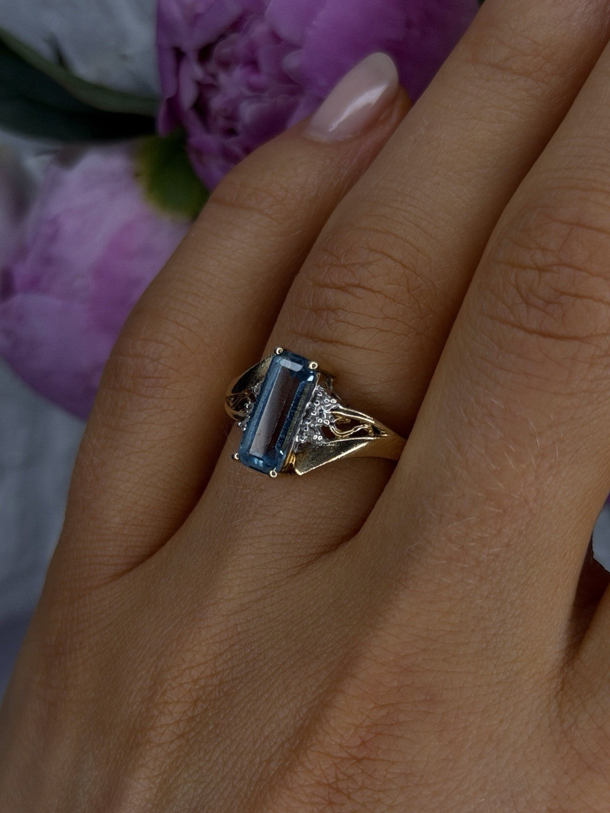 Elegant 10K Yellow Gold Blue Topaz & Diamond Ring Size 7