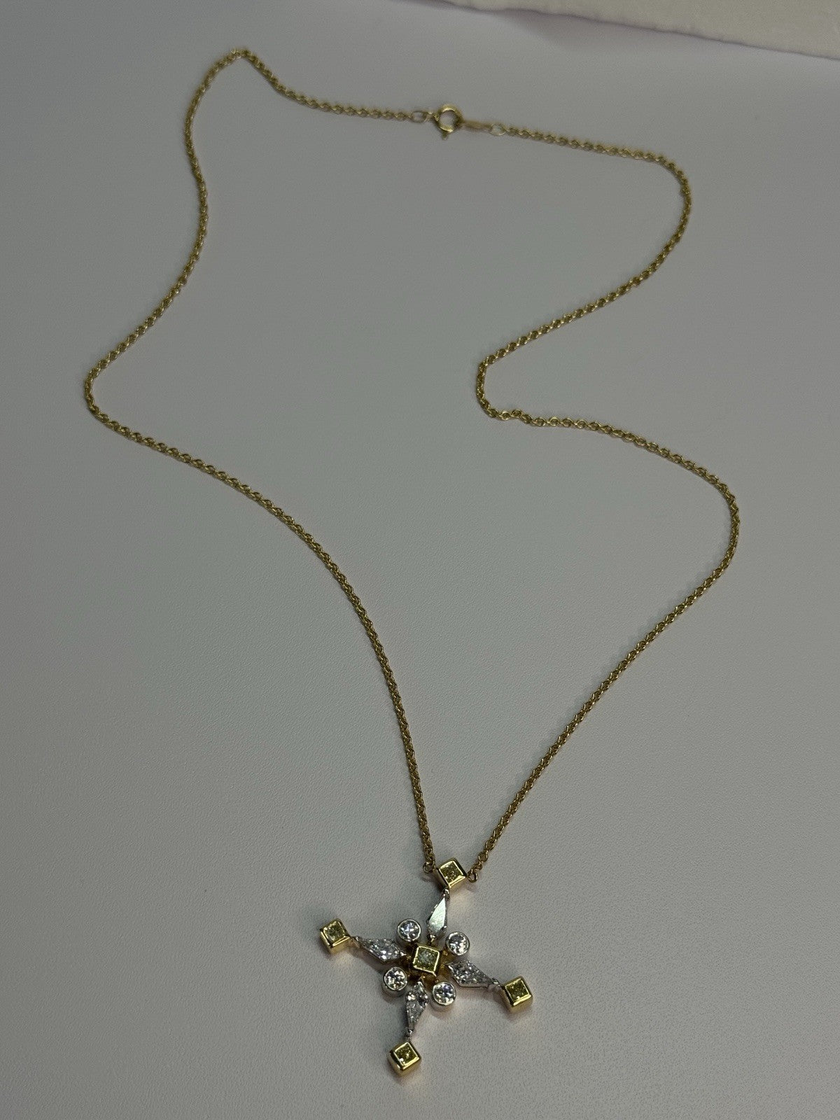 18K 750 YELLOW GOLD YELLOW & WHITE DIAMONDS 6.26 CT CROSSNECKLACE LENGTH 18 INCH