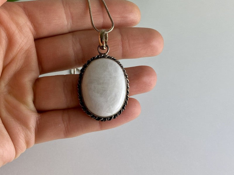 Vintage Chain with pendant White Agate 18.1 in