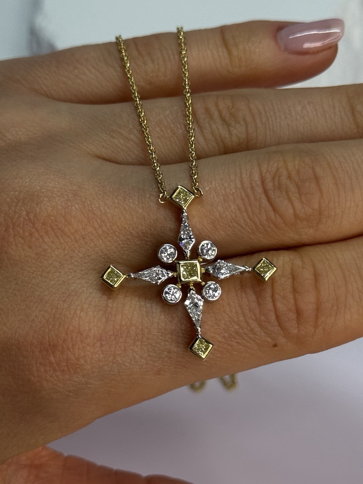 18K 750 YELLOW GOLD YELLOW & WHITE DIAMONDS 6.26 CT CROSSNECKLACE LENGTH 18 INCH