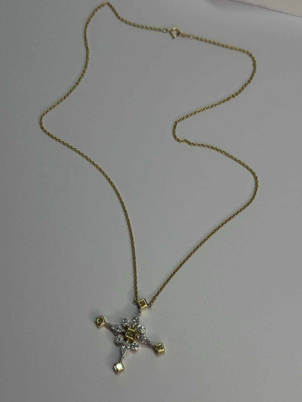 18K 750 YELLOW GOLD YELLOW & WHITE DIAMONDS 6.26 CT CROSSNECKLACE LENGTH 18 INCH