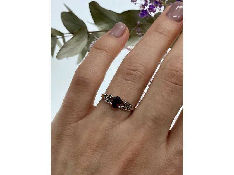 925 Sterling Silver Garnet & Marcasites Ring Size 7