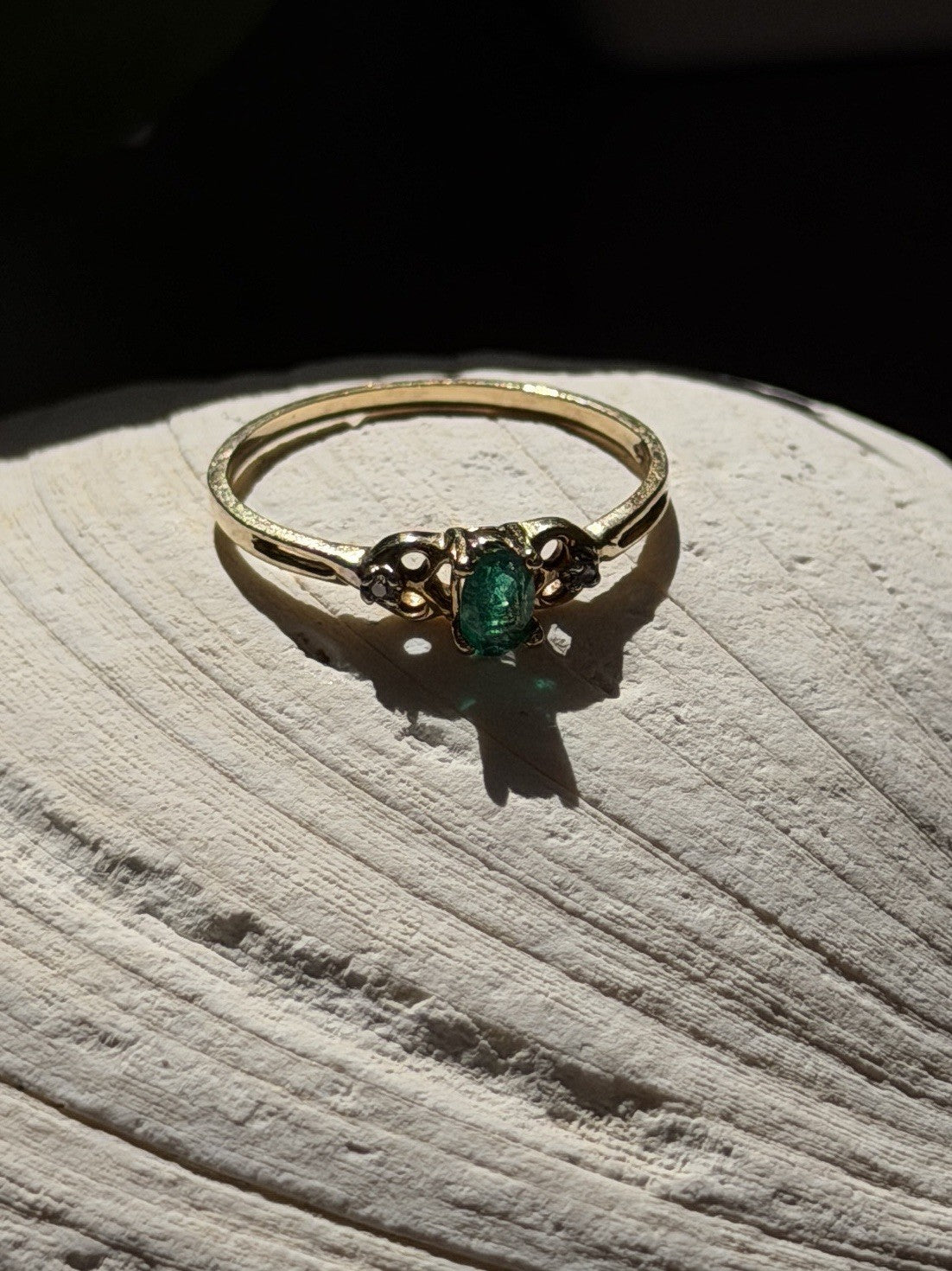 Beautiful Shiny 10K Yellow Gold Emerald & Diamond Ring Size 7
