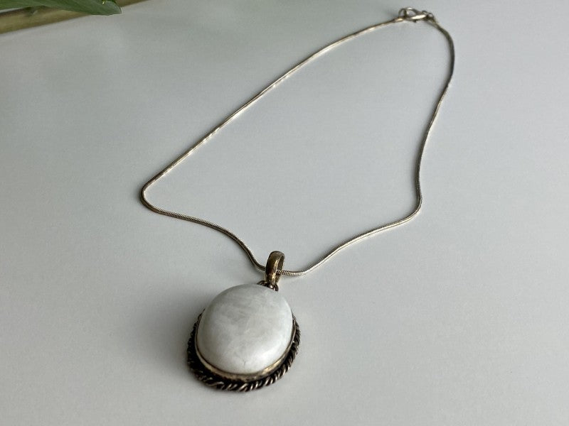 Vintage Chain with pendant White Agate 18.1 in