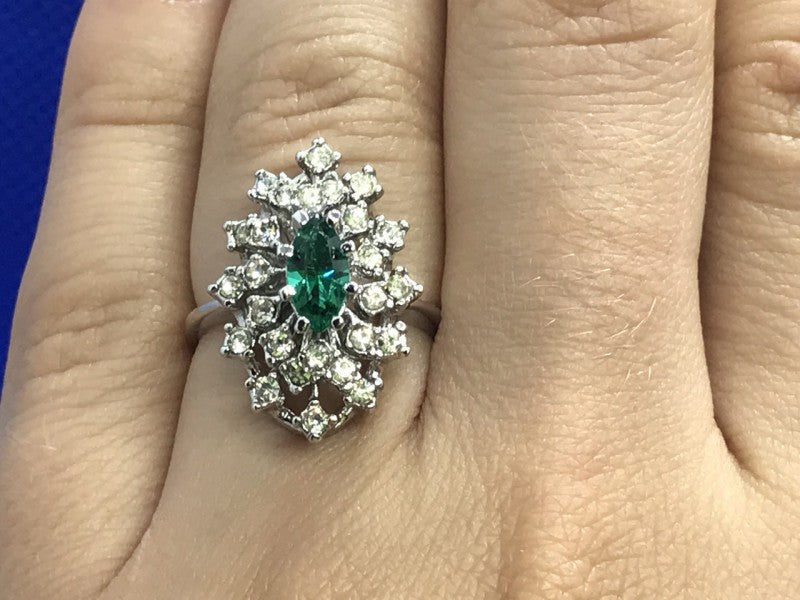 Beautifull Ring With Green & White CZ Size 6.5