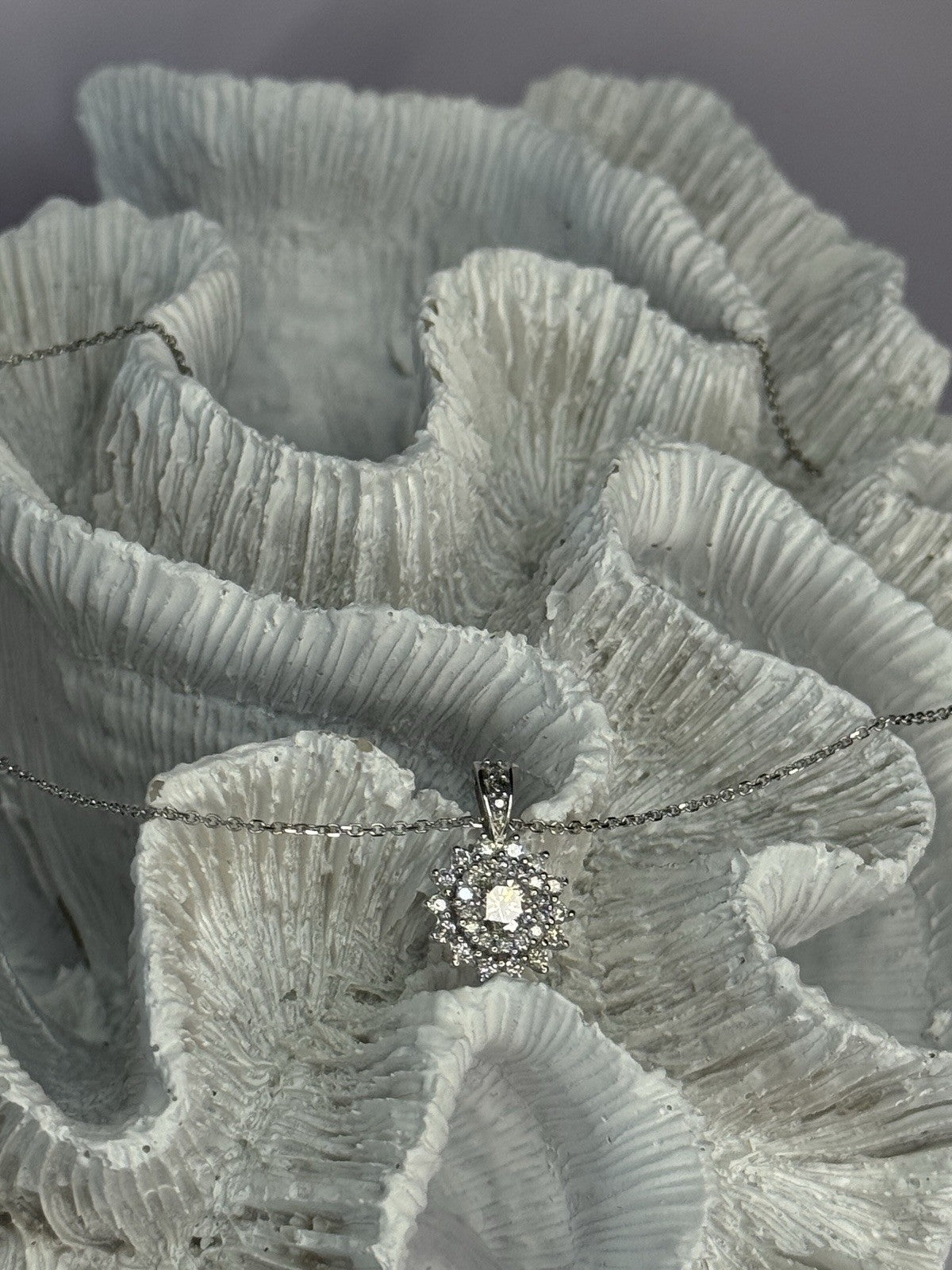 14K WHITE GOLD DIAMOND FLOWER 0.85 CARAT NECKLACE LENGTH 18 INCH