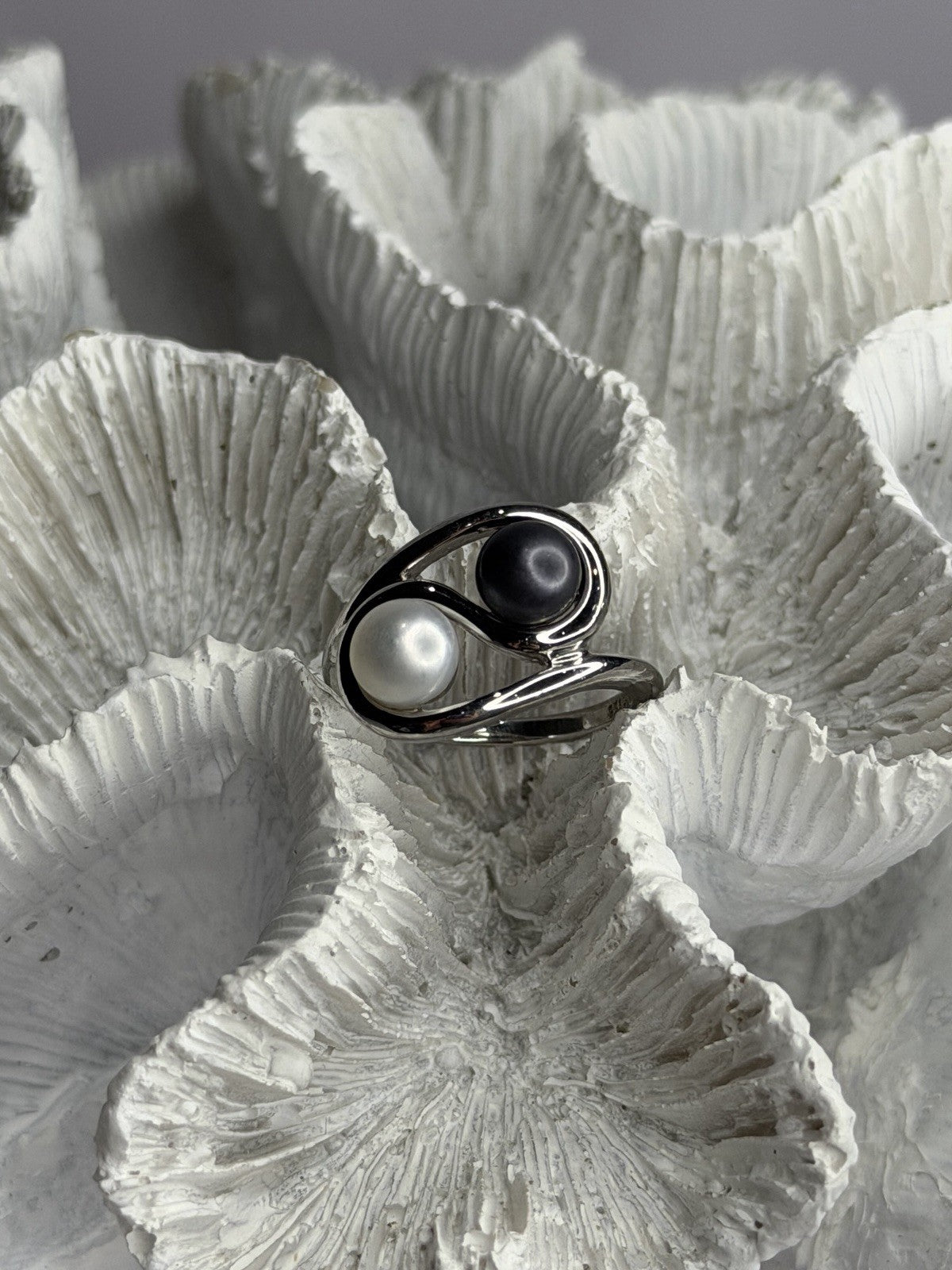925 Sterling Silver White & Black Pearls Ring Size 6