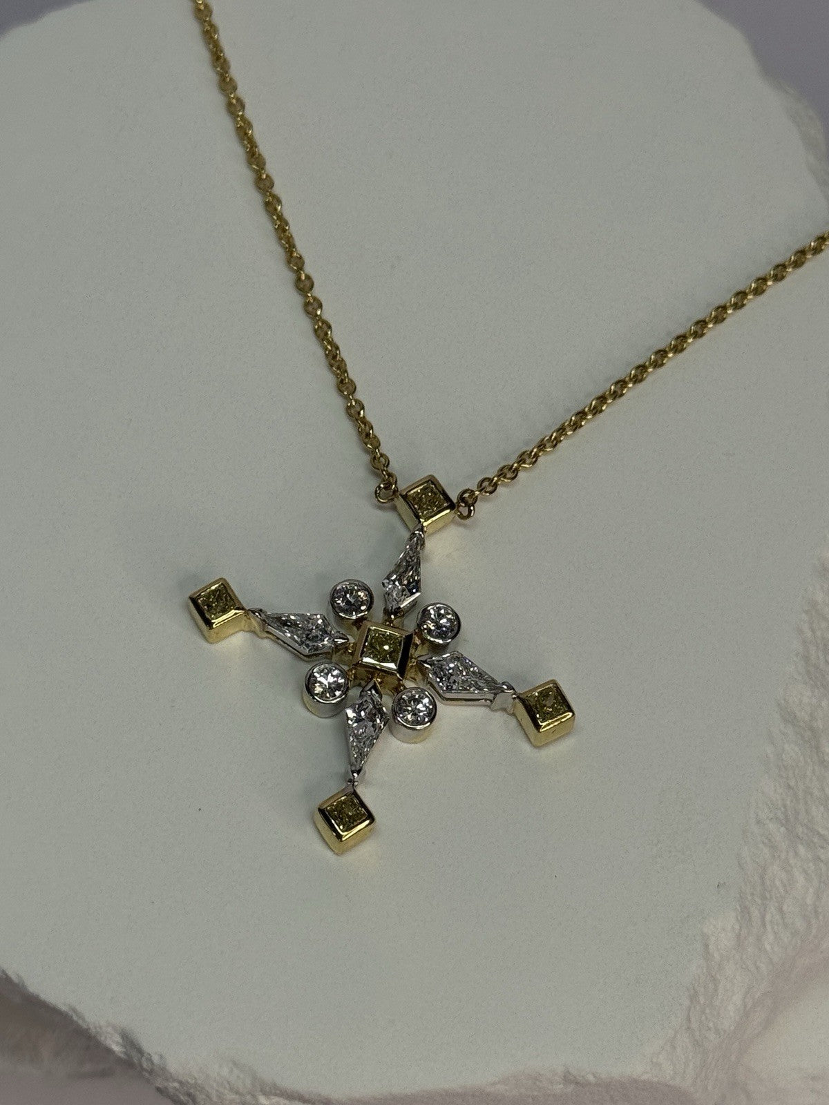 18K 750 YELLOW GOLD YELLOW & WHITE DIAMONDS 6.26 CT CROSSNECKLACE LENGTH 18 INCH