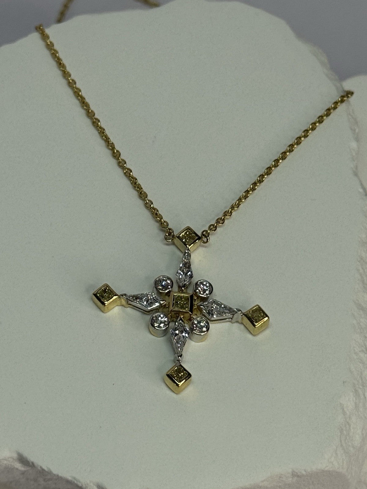 18K 750 YELLOW GOLD YELLOW & WHITE DIAMONDS 6.26 CT CROSSNECKLACE LENGTH 18 INCH