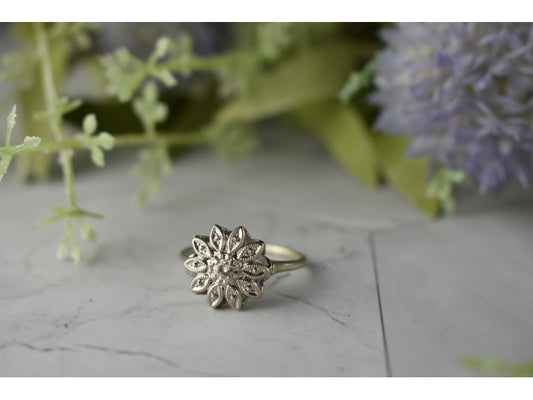 14K White Gold Diamond 0.1 ct "Flower" Ring Size 8.5