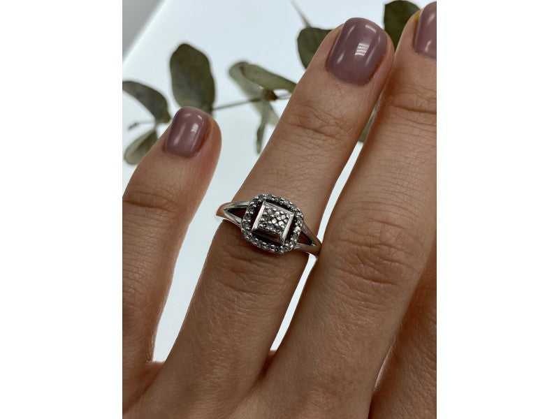 925 Sterling Silver White Sapphires Ring Size 5.5