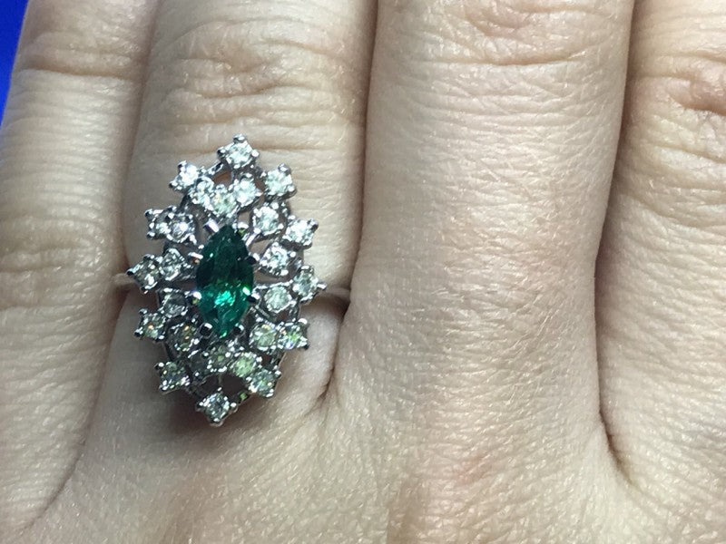 Beautifull Ring With Green & White CZ Size 6.5