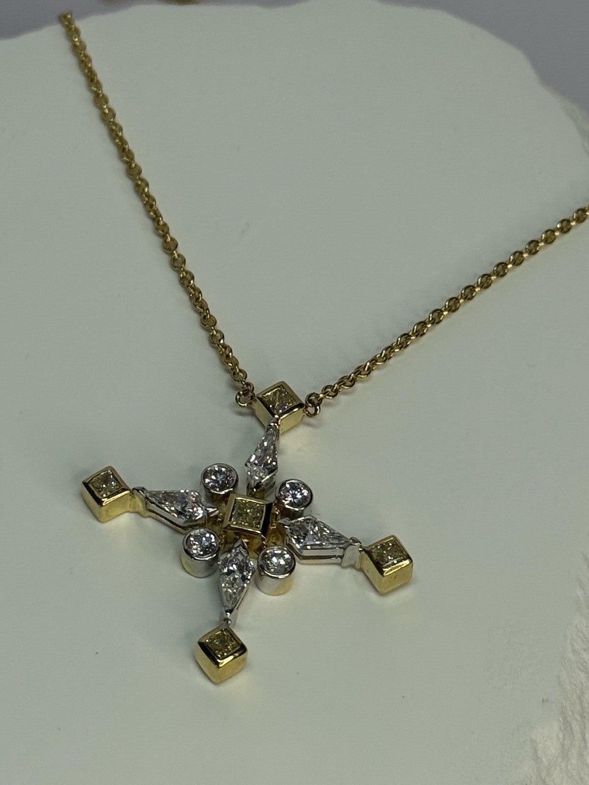 18K 750 YELLOW GOLD YELLOW & WHITE DIAMONDS 6.26 CT CROSSNECKLACE LENGTH 18 INCH