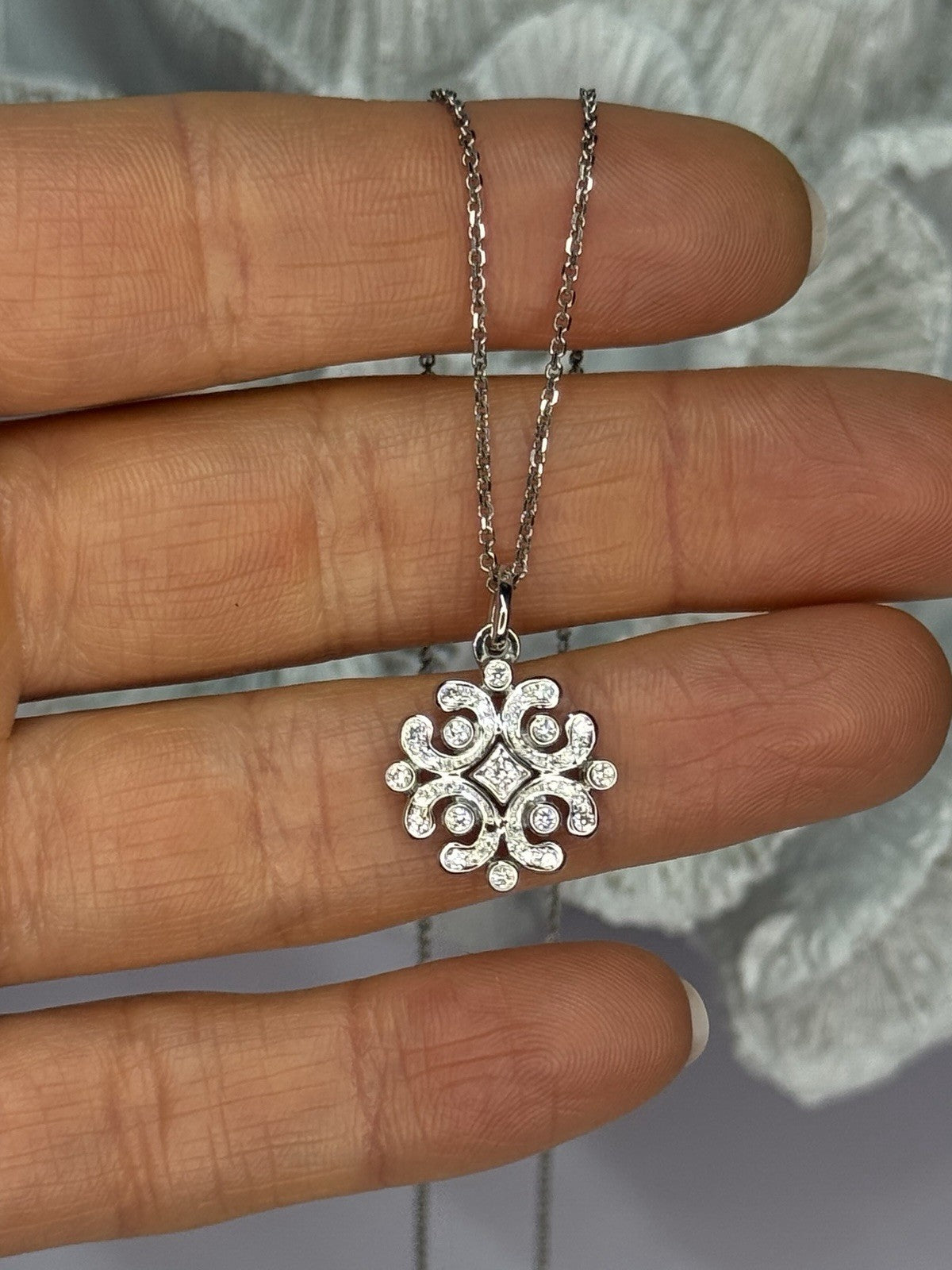 14K WHITE GOLD DIAMONDS NECKLACE LENGTH 17 INCH