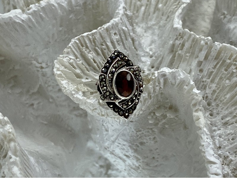 925 Sterling Silver Garnet & Marcasites Ring Size 7