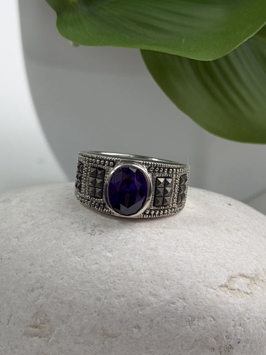 925 Sterling Silver Amethyst & Marcasite Ring Size 6.5
